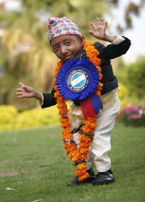 Shortest man in the world dances