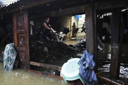 Tropical storm 'Seven' floods Manila streets