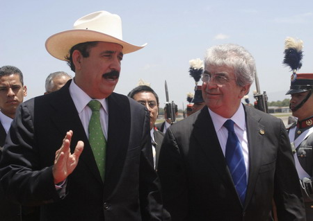 Aide: Ousted Honduran president en route home