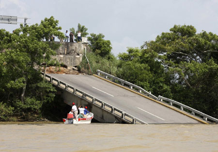 people killed in bridge collapse in Mexico