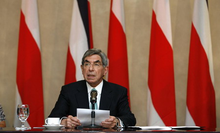 Honduras authorities to consider Zelaya return