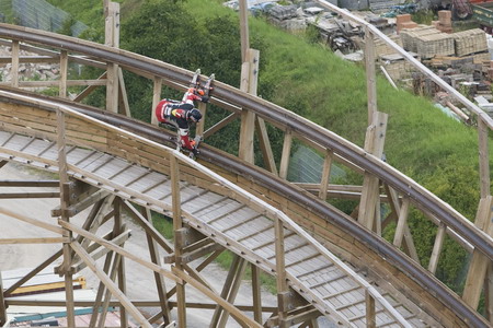 German stuntman risks life skating on rollercoaster