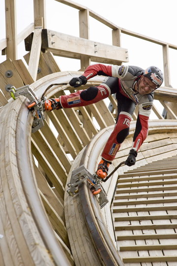 German stuntman risks life skating on rollercoaster