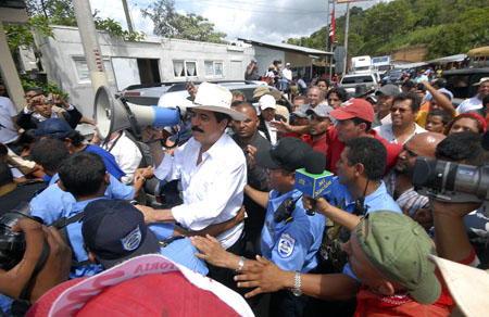 Ousted Honduran president back on border