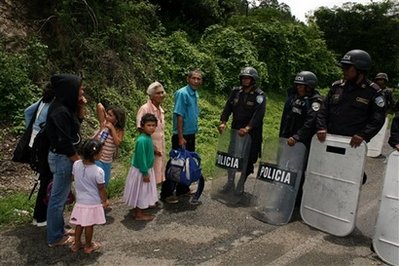 Exiled Honduran leader establishes border camp