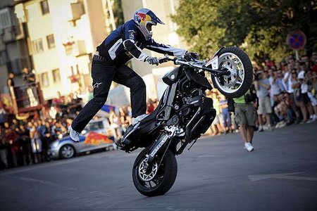 Acrobatic motor driving in Kosovo