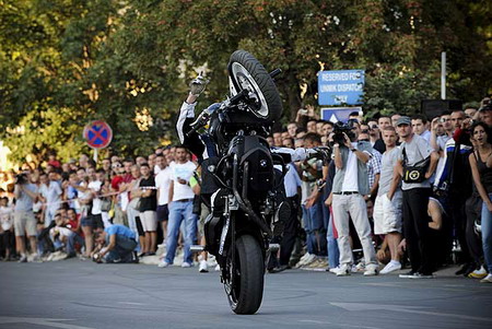 Acrobatic motor driving in Kosovo