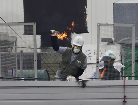 ROK police move against Ssangyong strikers