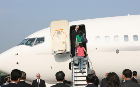 Clinton, 2 journalists depart DPRK