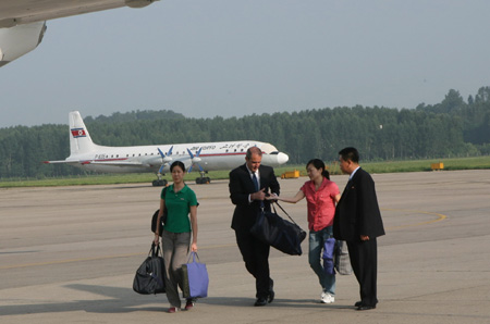 Clinton, 2 journalists depart DPRK