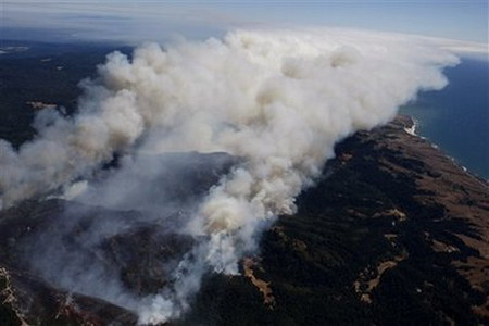 Wildfires scorch Calif. as thousands flee
