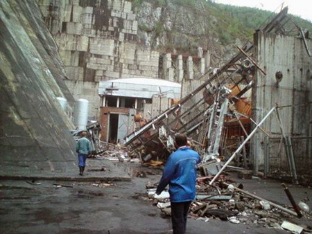 8 dead, 54 missing in Russian dam disaster