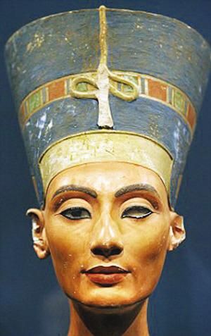 51 plastic surgeries turn British woman into Queen Nefertiti
