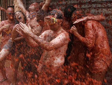 Annual tomato fight revelry comes on stage in Bunol