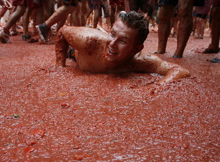 Annual tomato fight revelry comes on stage in Bunol