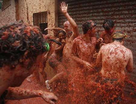 Annual tomato fight revelry comes on stage in Bunol