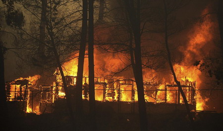 Wildfire threatens Los Angeles