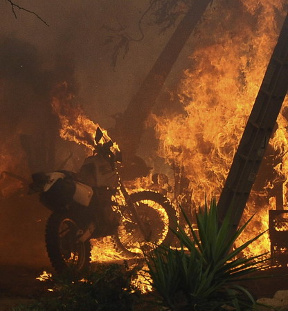 Wildfire threatens Los Angeles