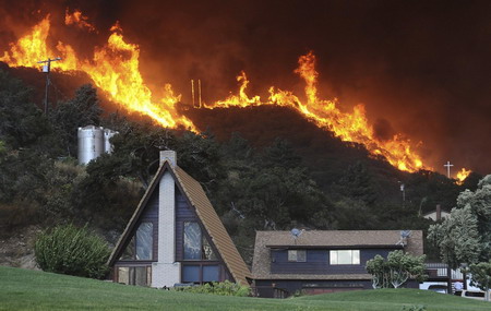 Wildfire threatens Los Angeles