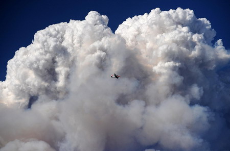 Wildfire threatens Los Angeles