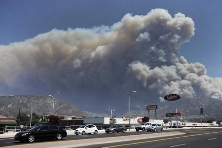 Wildfire threatens Los Angeles