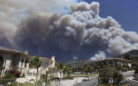 Wildfire threatens Los Angeles