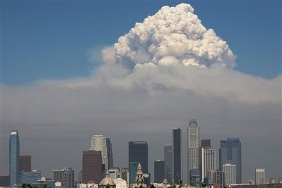 Wildfire makes menacing advance near Los Angeles