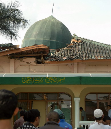 Strong Indonesia quake kills 32, damages 1,300 homes