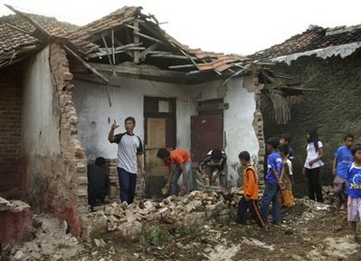 Indonesian quake leaves 46 dead, dozens missing