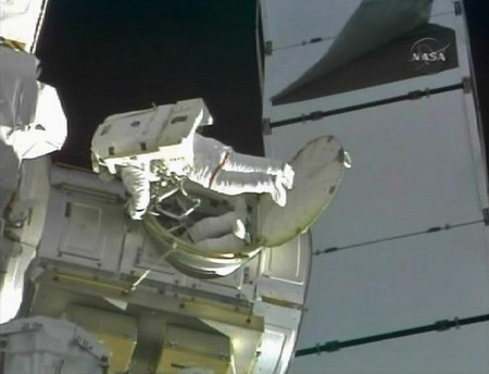 Spacewalk still on despite approaching space junk