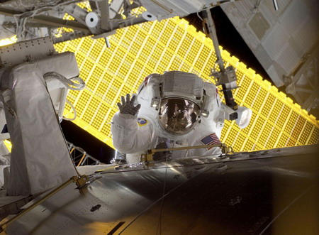 Spacewalk still on despite approaching space junk
