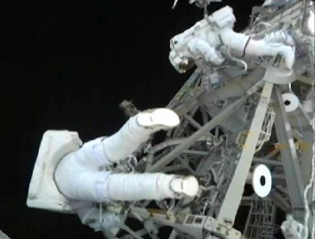 Astronauts take mission's 3rd and final spacewalk
