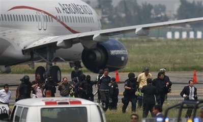 Police raid ends jetliner hijacking in Mexico