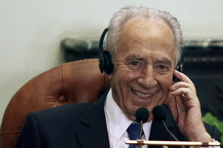 Israeli President Peres leaves hospital