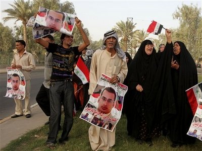 Iraqi shoe thrower's release delayed