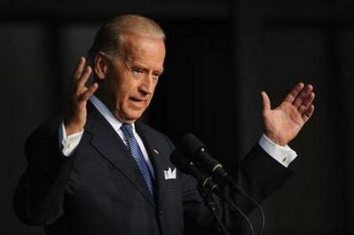 Biden back in Iraq to keep up pressure