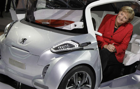 Merkel takes campaign to Motor Show