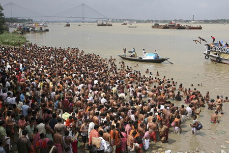 Hindus pray on the holy day of 