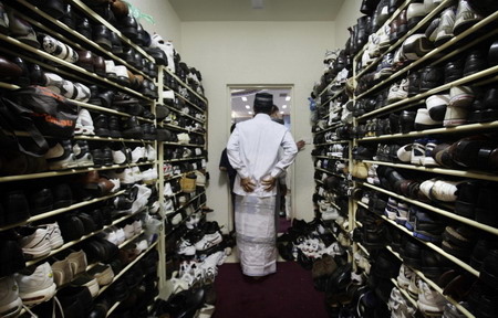 Muslims celebrate feast ending Ramadan