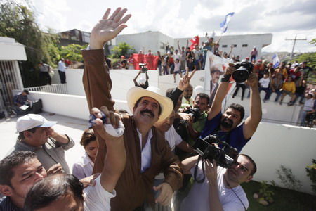 Ousted leader returns to Honduras, defies arrest