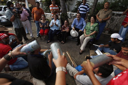 Honduran leader, Zelaya inch toward crisis talks