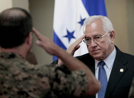 Honduran leader, Zelaya inch toward crisis talks