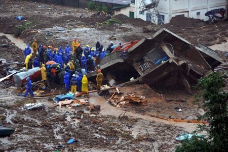 Rain, floods in N. Philippines kill over 100