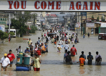 US troops help Philippines as storm toll tops 600