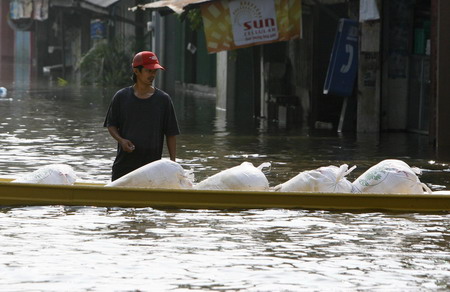 US troops help Philippines as storm toll tops 600