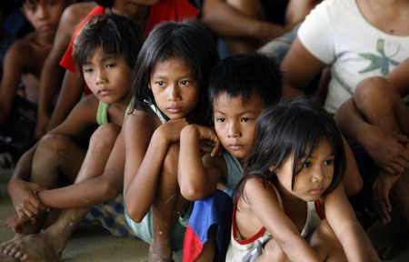 US troops help Philippines as storm toll tops 600
