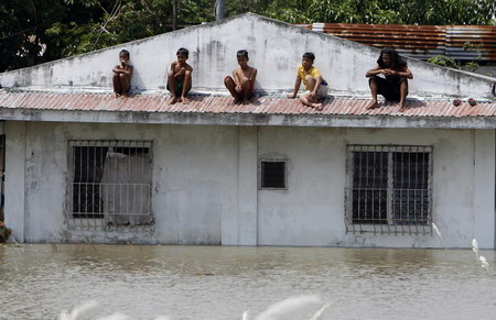 US troops help Philippines as storm toll tops 600