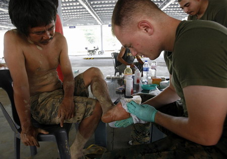US troops help Philippines as storm toll tops 600