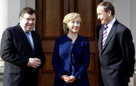 Clinton meets leaders in N.Ireland to boost peace process