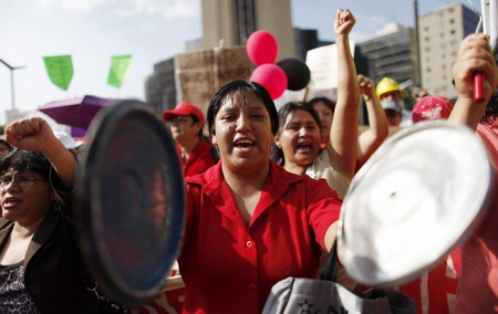 Thousands march against Mexican utility closure